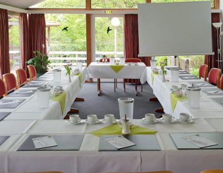 Ein für eine Tagung vorbereiteter Tisch