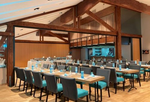 Eingedecke Tische für eine Tagung